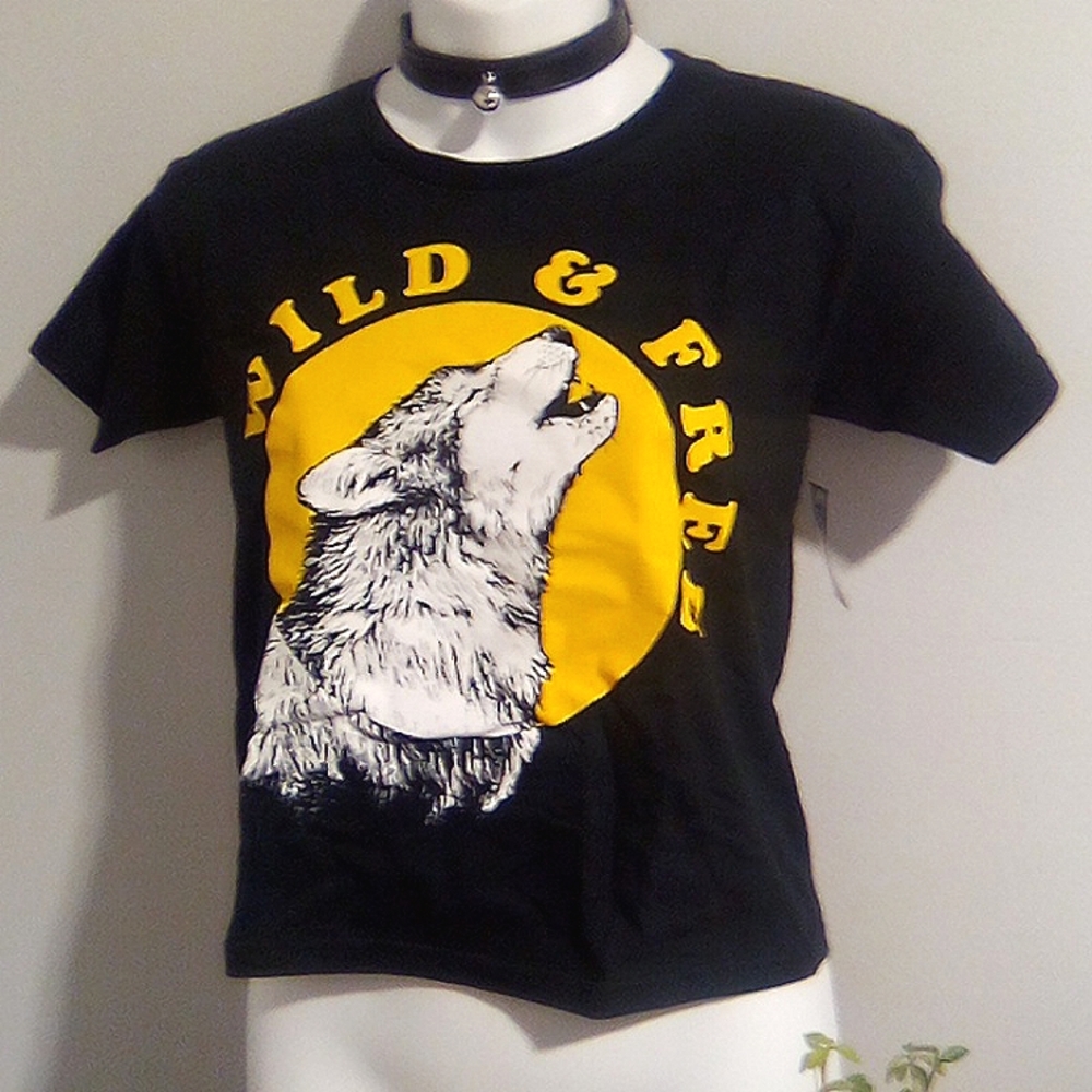 Wild & Free Graphic Full Moon Wolf Howl Cropped Tee